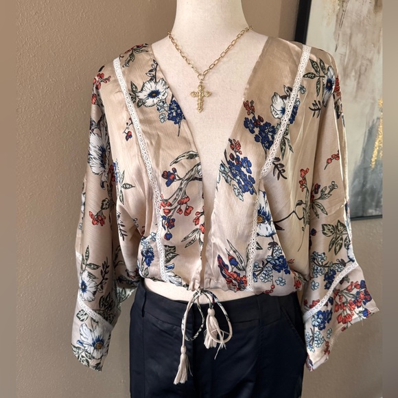 Potter's Pot Tops - Floral Beige Women's Crop Front Tie Top